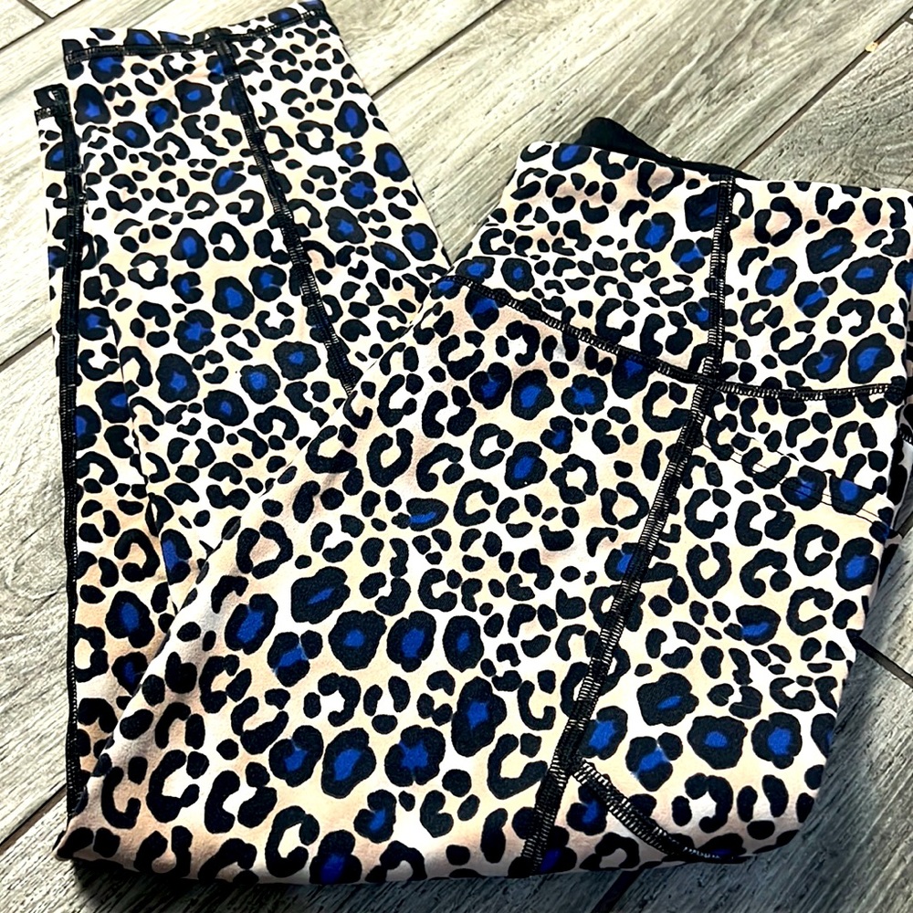 Victoria Secret Sport Leopard Capri pocket leggings medium EUC